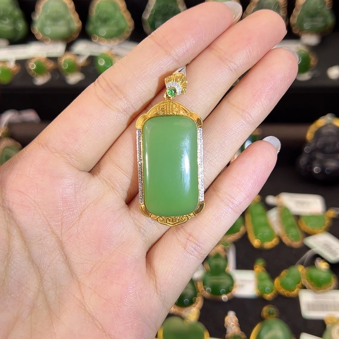 和田玉18K金镶嵌吊坠(不含链)典藏级粉青平安牌28*16