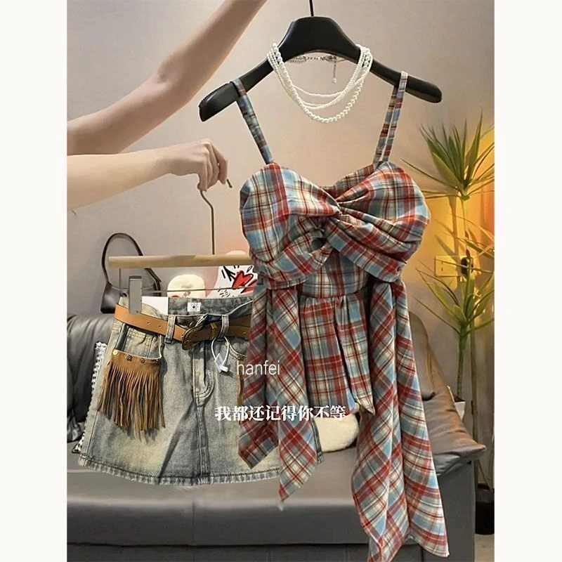 夏季搭配一整套2025新款时尚不规则格子吊带上衣牛仔短裤两件套装