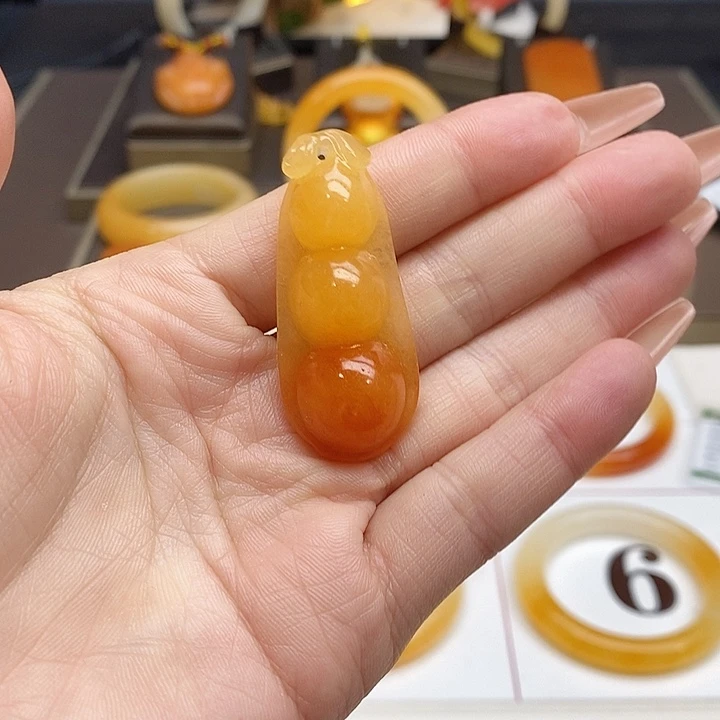 石英质玉（黄龙玉）未镶嵌吊坠