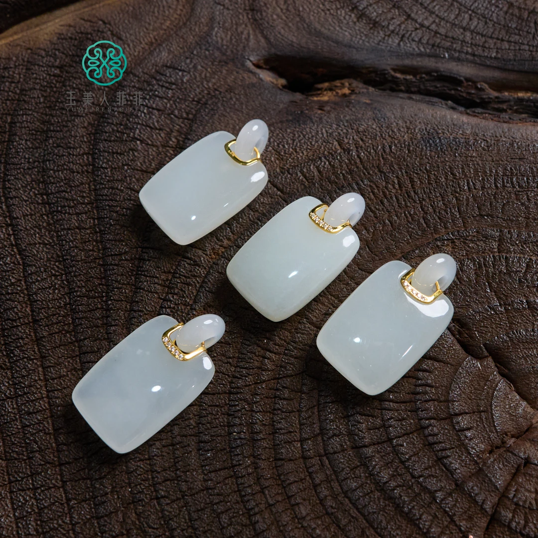 菲菲珠宝好*18K和田玉无事牌吊坠约15*20mm/多样性发一