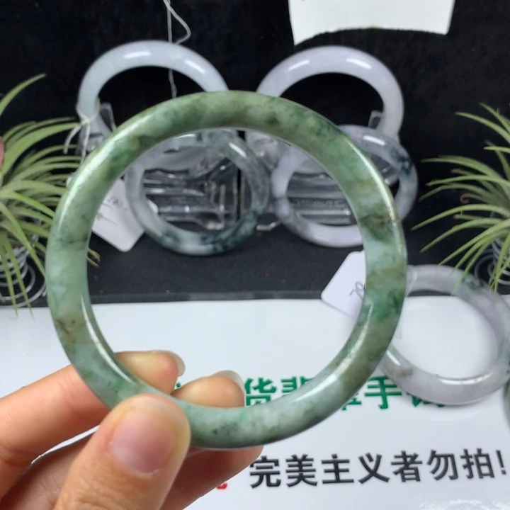 翡翠未镶嵌手镯50号。 57圈
