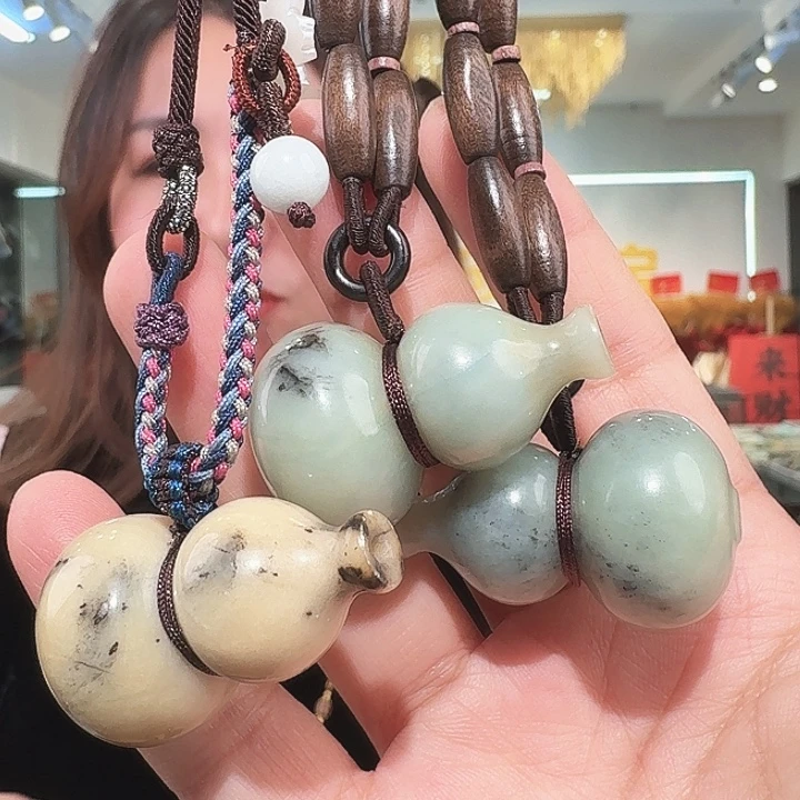 蛇纹石玉未镶嵌颈饰吊坠