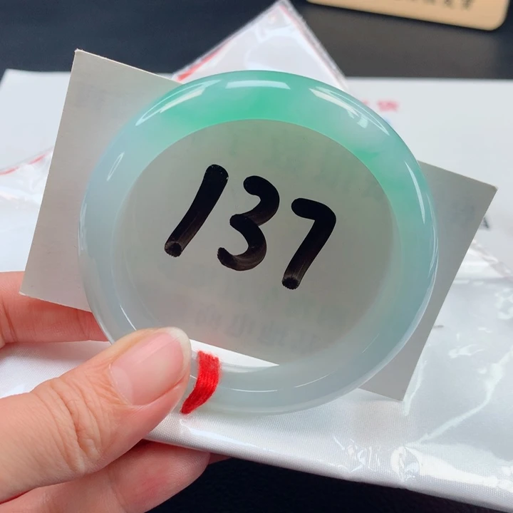 翡翠手镯未镶嵌冰