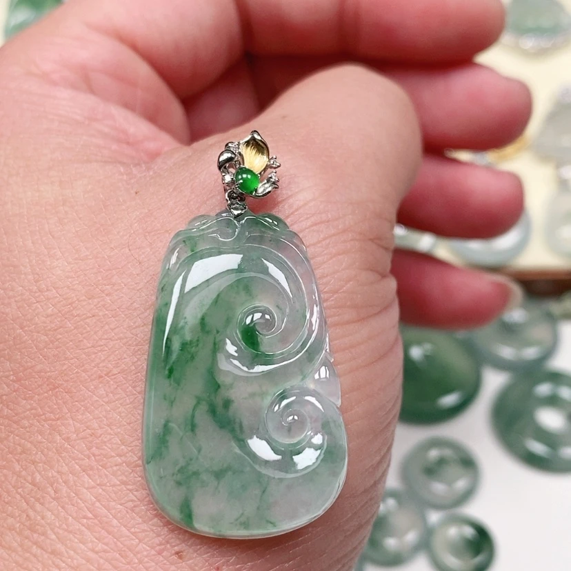 【闪购商品】颈饰18K金镶嵌翡翠