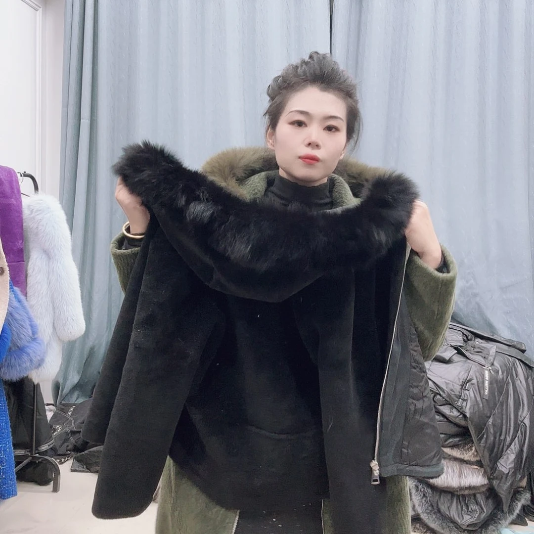皮草搭配黑色西装
