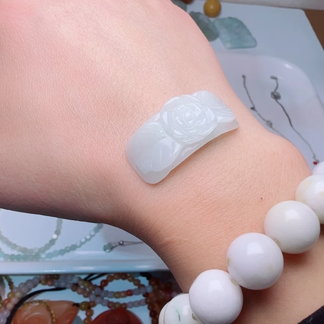 翡翠未镶嵌颈饰手牌