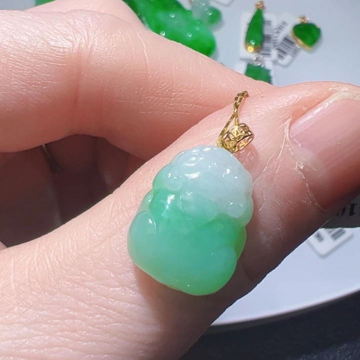 颈饰18K金镶嵌翡翠