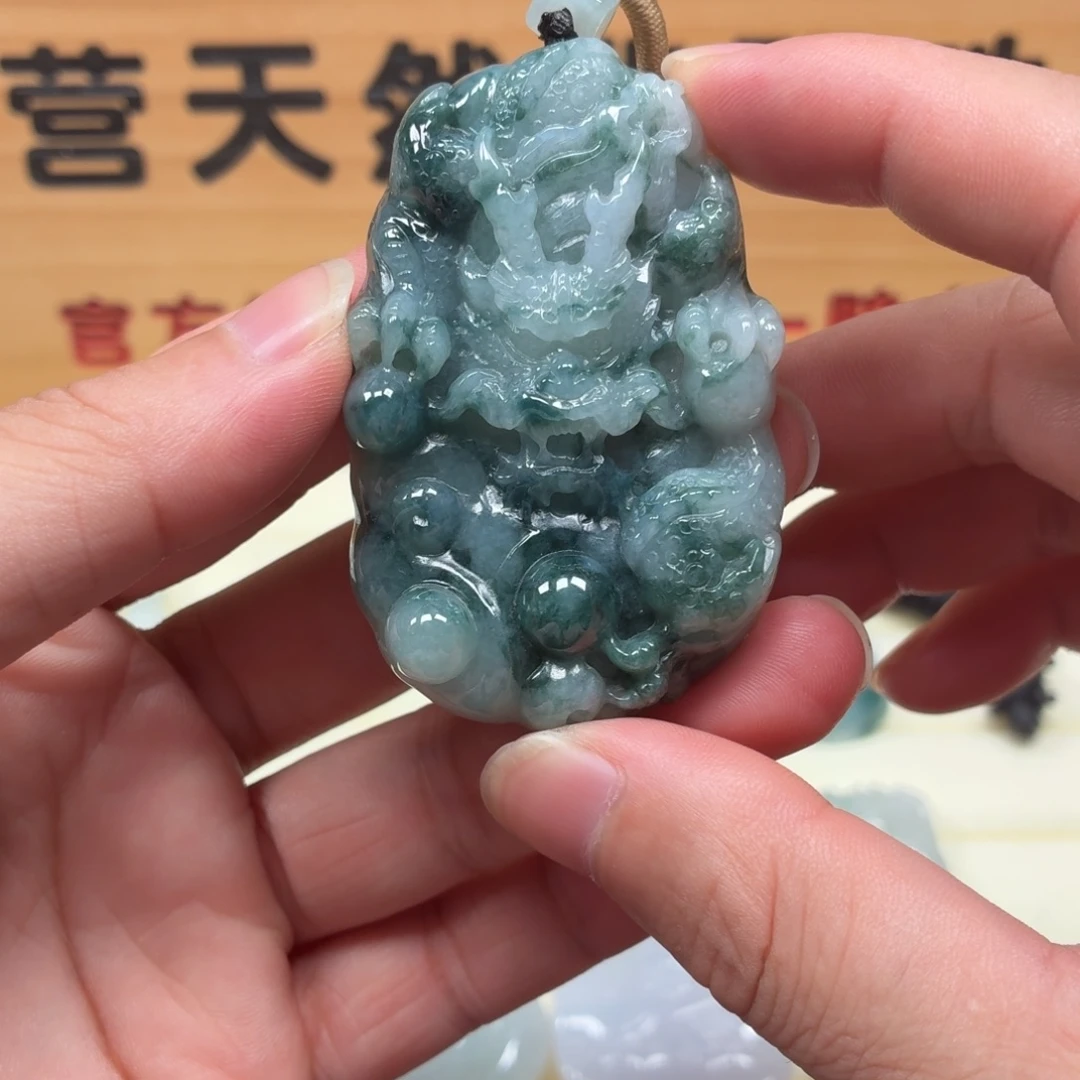 颈饰未镶嵌翡翠龙牌