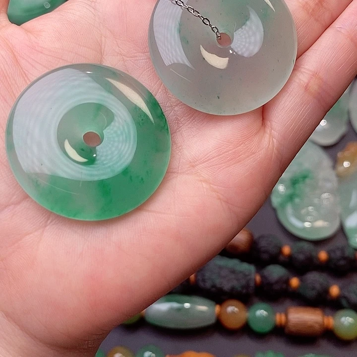 离***幻未镶嵌挂件石英质玉（非洲翠）