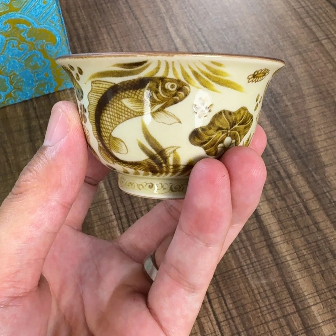 杯二号釉釉里金鱼澡纹小压手