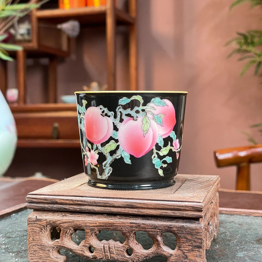 悟匋 粉彩黑底五桃主人杯 WT23