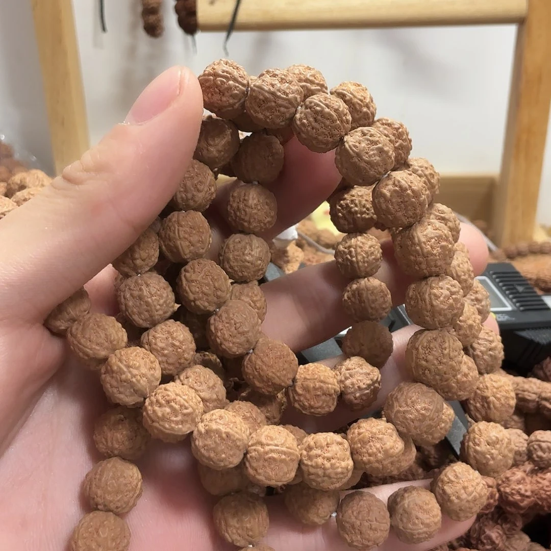 、***凯金刚菩提吊坠一代盘龙，一条保手持