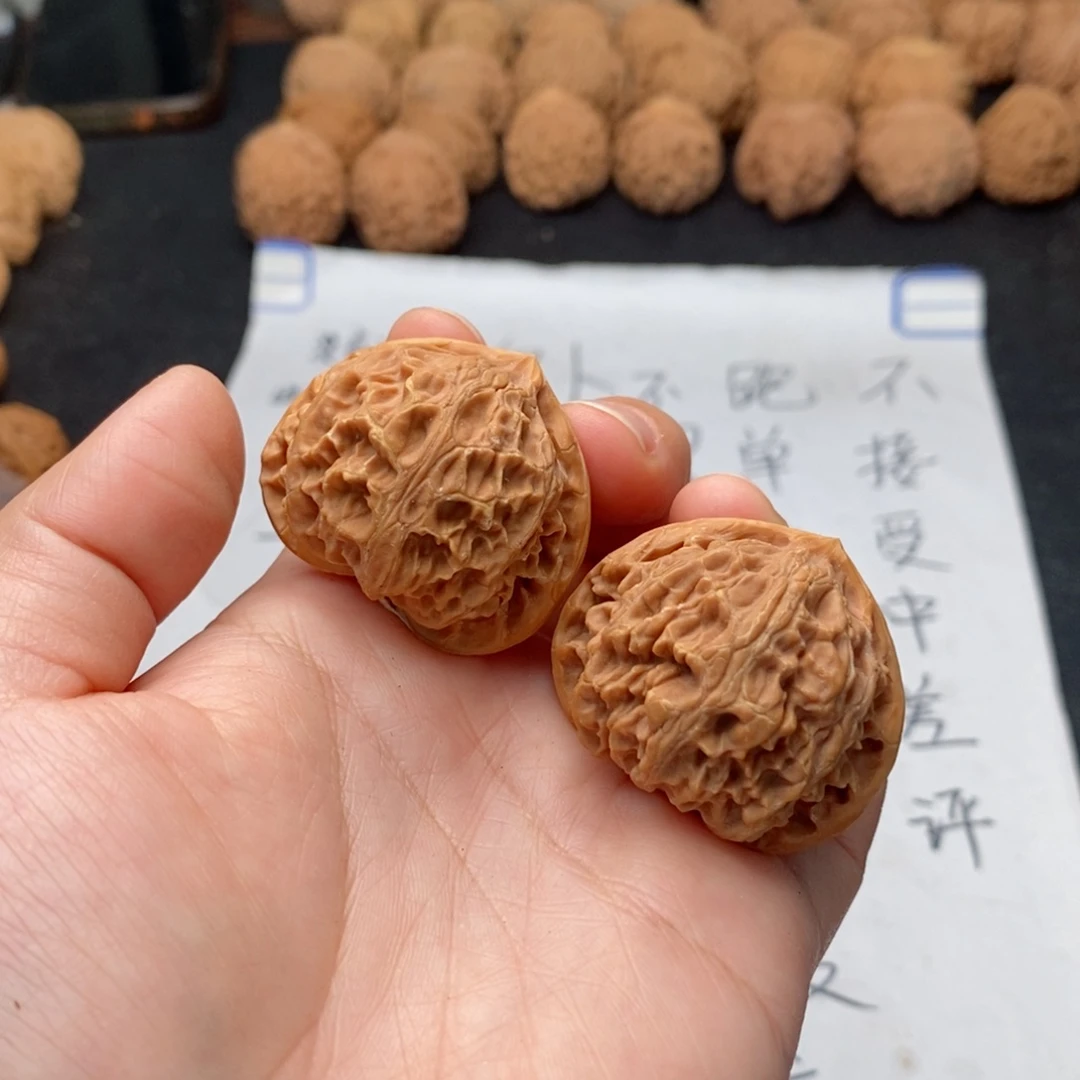 文玩核桃吊坠坚***持766。38灯有黄