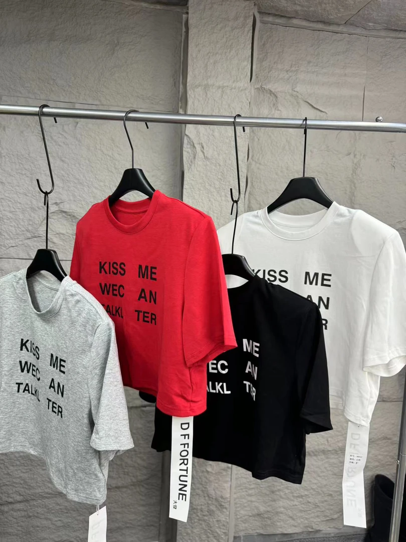 【气质女王】2025新款字母垫肩圆领T恤