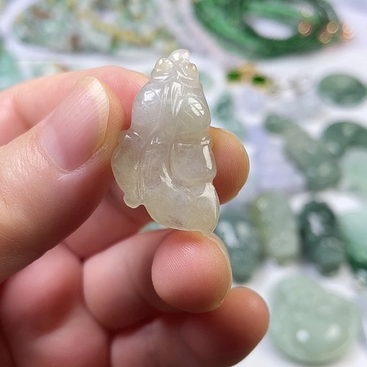 翡翠未镶嵌颈饰金鱼