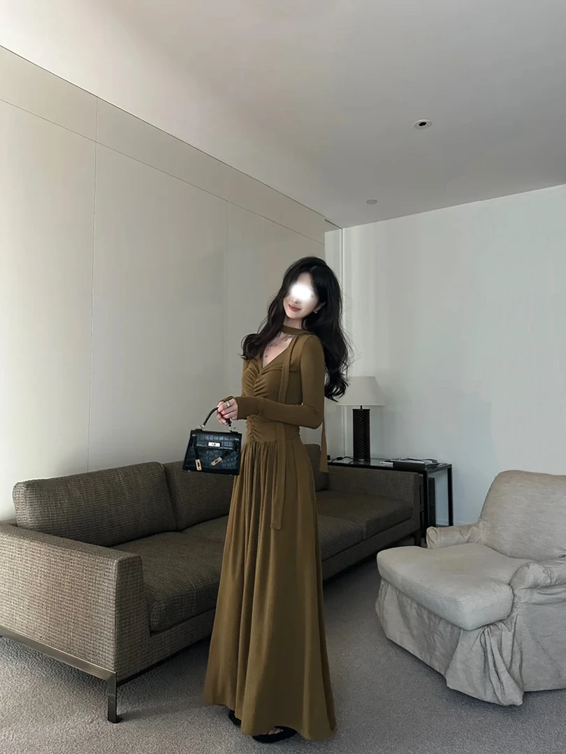 超好看针织连衣裙女秋冬2025新款收腰显瘦设计感褶皱飘带气质长裙