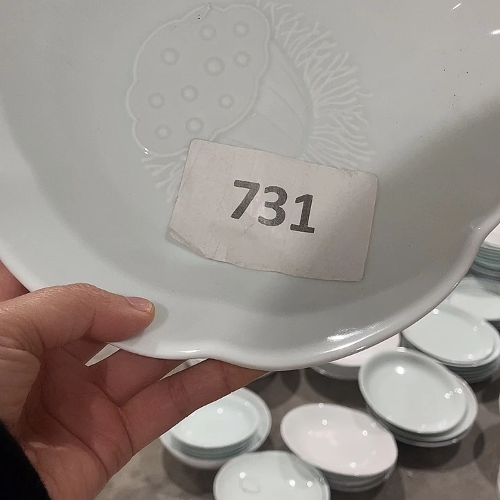 陶瓷73I 号 7 个莲花盘子只要一个点面瑕