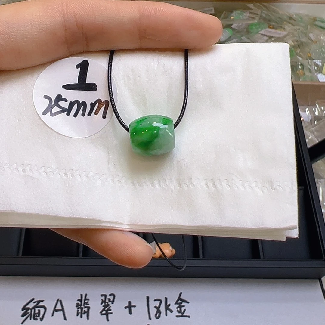 翡翠未镶嵌颈饰我