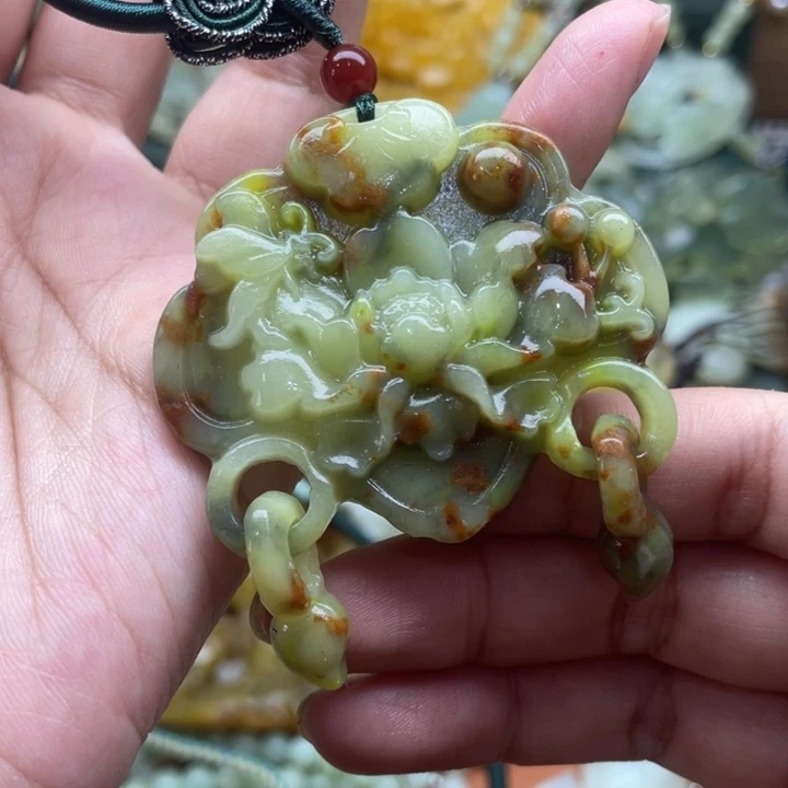 蛇纹石玉吊坠合金