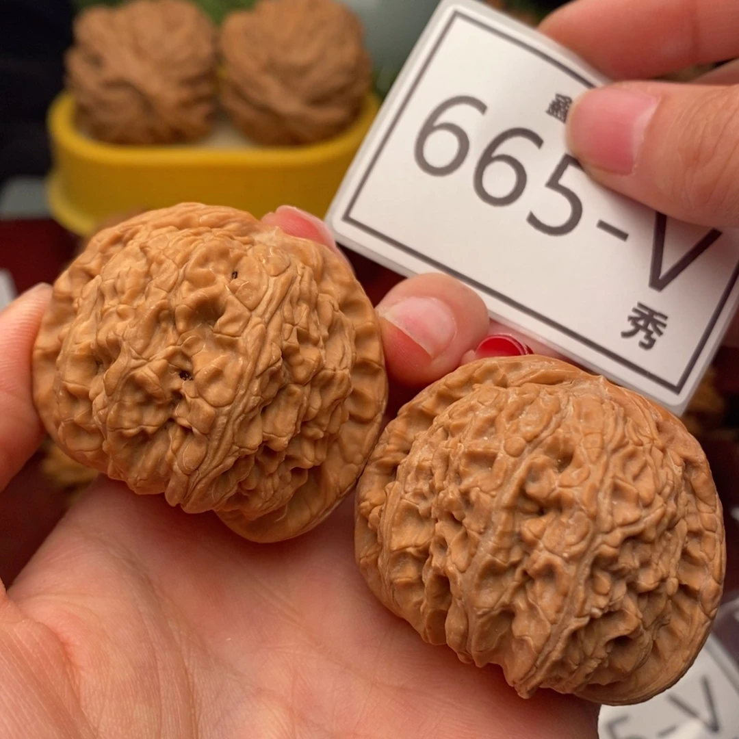 桃核把件白狮子44……