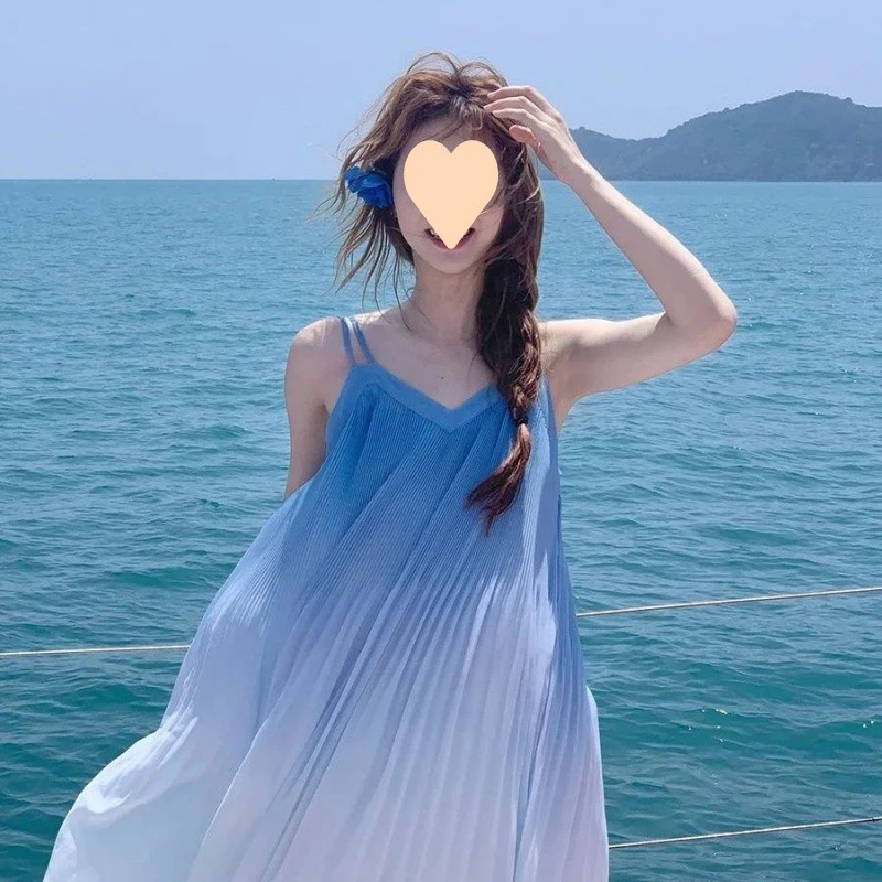 薄荷曼波女装沙滩裙法式海边度假渐变蓝吊带拍照长款遮肉海浪清新