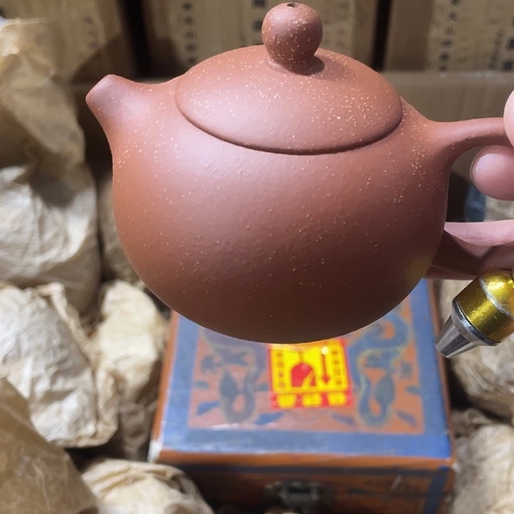 紫砂茶壶矿泥料手工制作的一把紫砂壶。