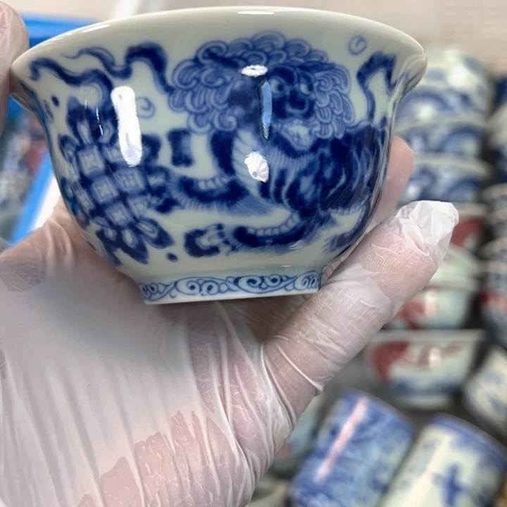 瓷片白青花狮子压手杯主人杯