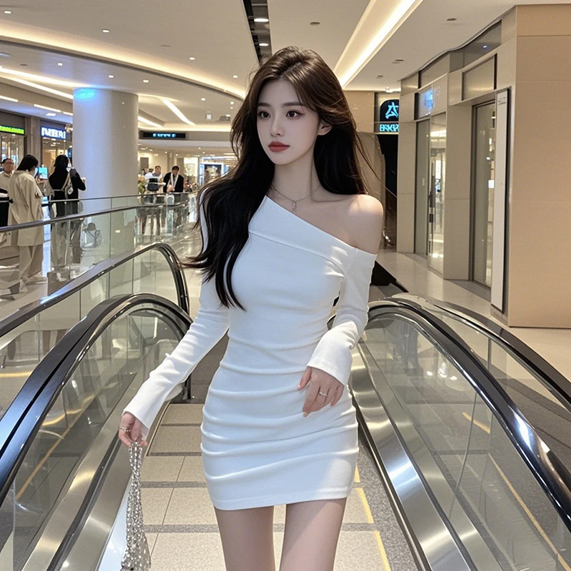 纯欲风斜肩长袖连衣裙小众设计气质名媛简约御姐范修身白色短裙子