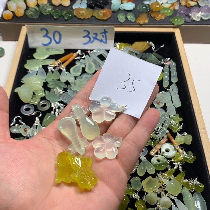 普****蛇纹石玉未镶嵌耳钉
