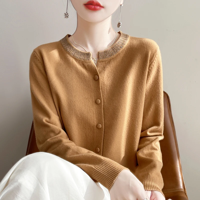 轻盈软糯针织开衫女包扣时尚圆V领毛衣外套烫钻点缀叠穿外搭