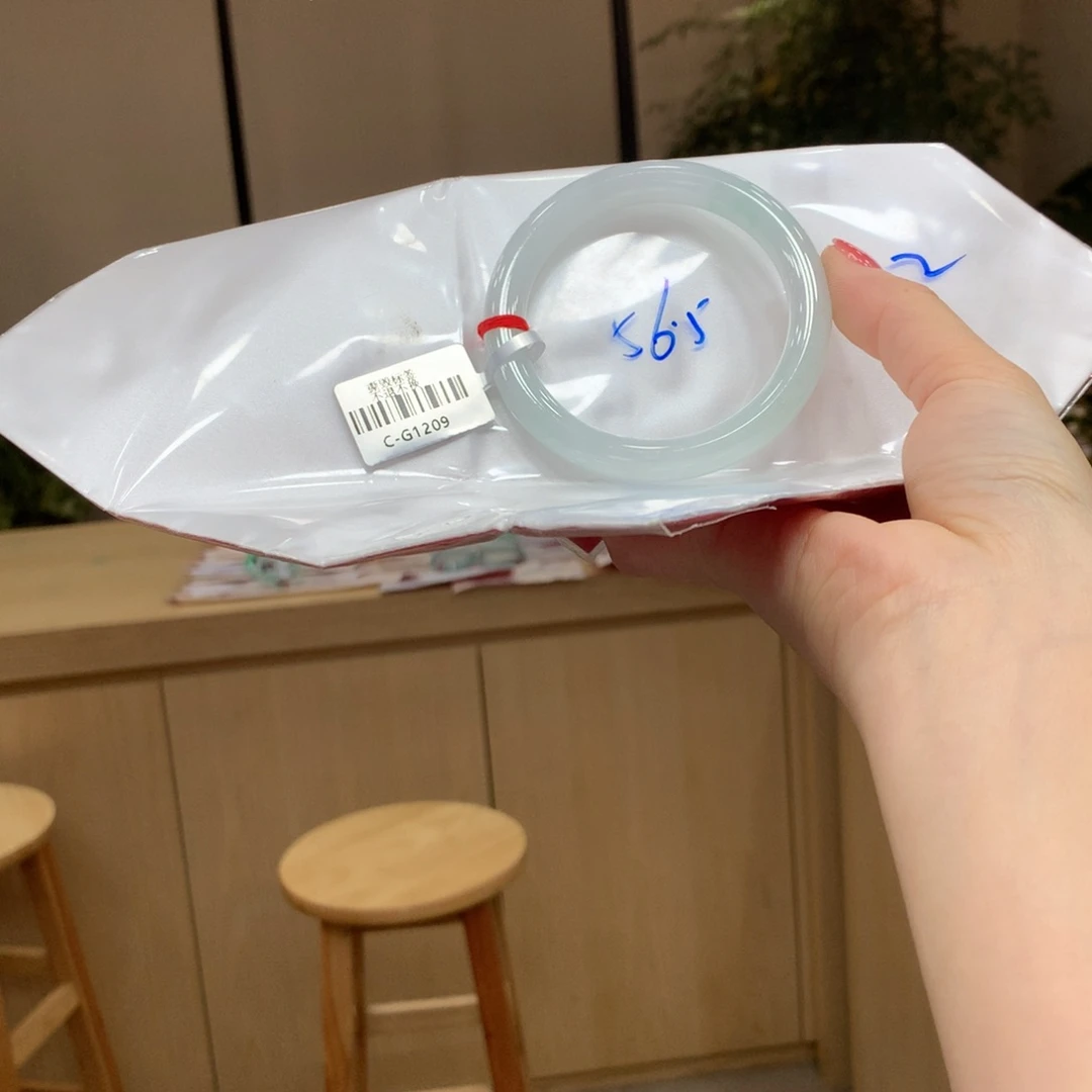 翡翠手镯未镶嵌不退不换