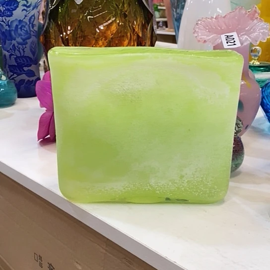 琉璃花瓶高15厘米口径20厘米