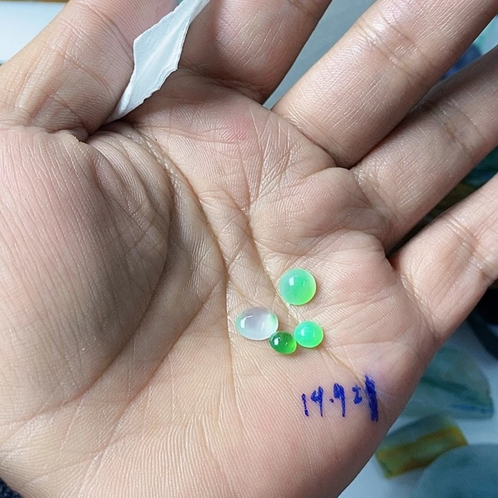 瞅***啥翡翠散珠天然翡翠A货