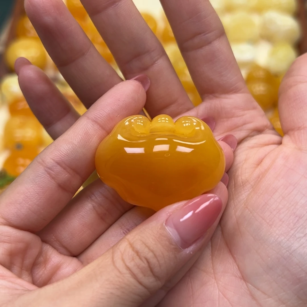 嘻***嘻琥珀未镶嵌颈饰蜜蜡