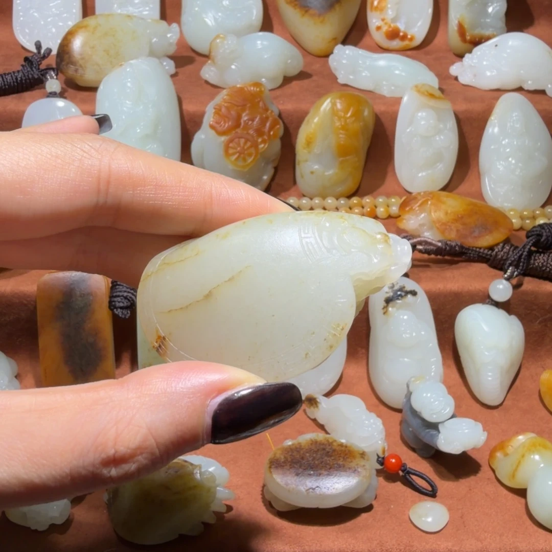 高***姐和田玉未镶嵌颈饰