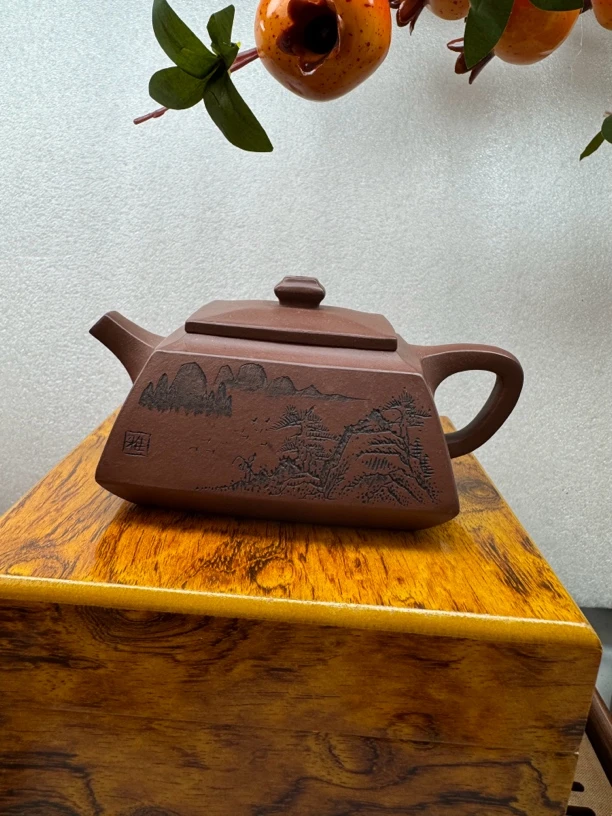 宜兴紫砂壶，半手工制作，方器，250 c c