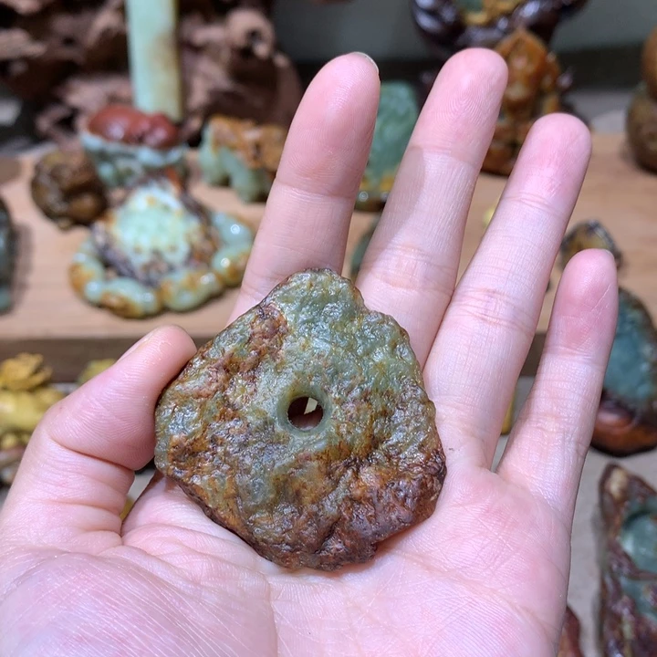 未镶嵌岫岩河磨玉（透闪石质玉）挂件