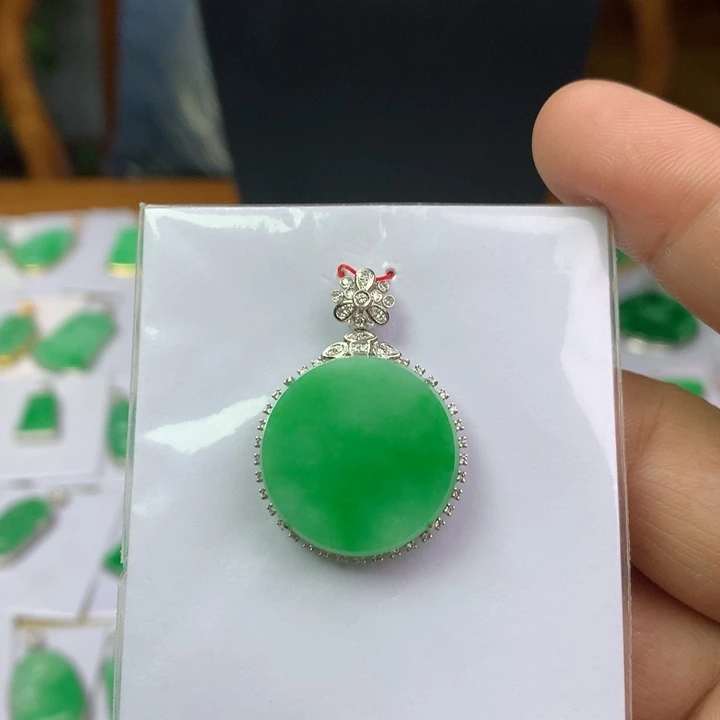颈饰18K金镶嵌翡翠