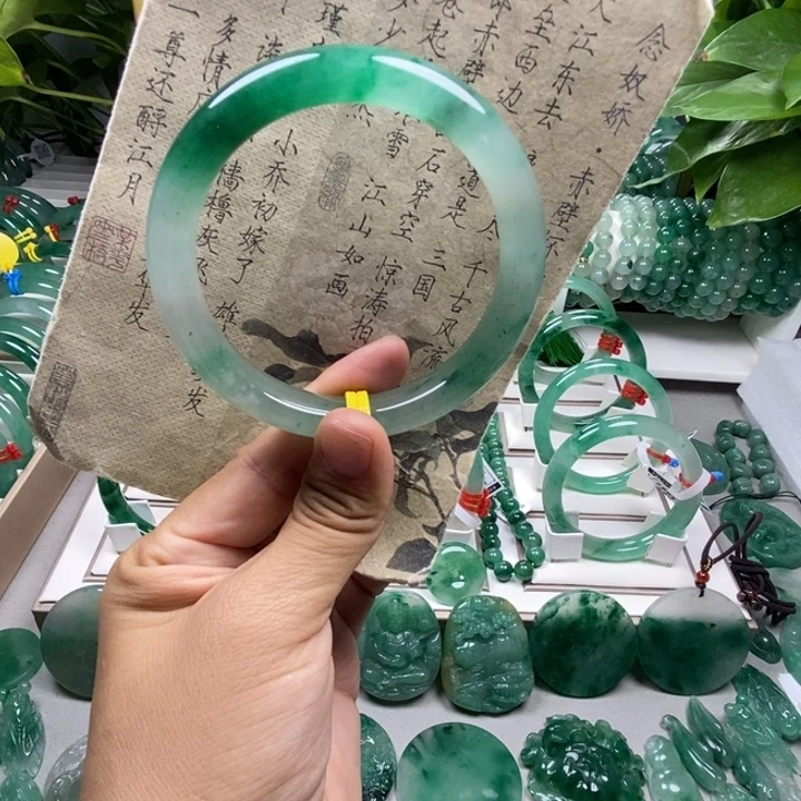 未镶嵌手镯石英质玉