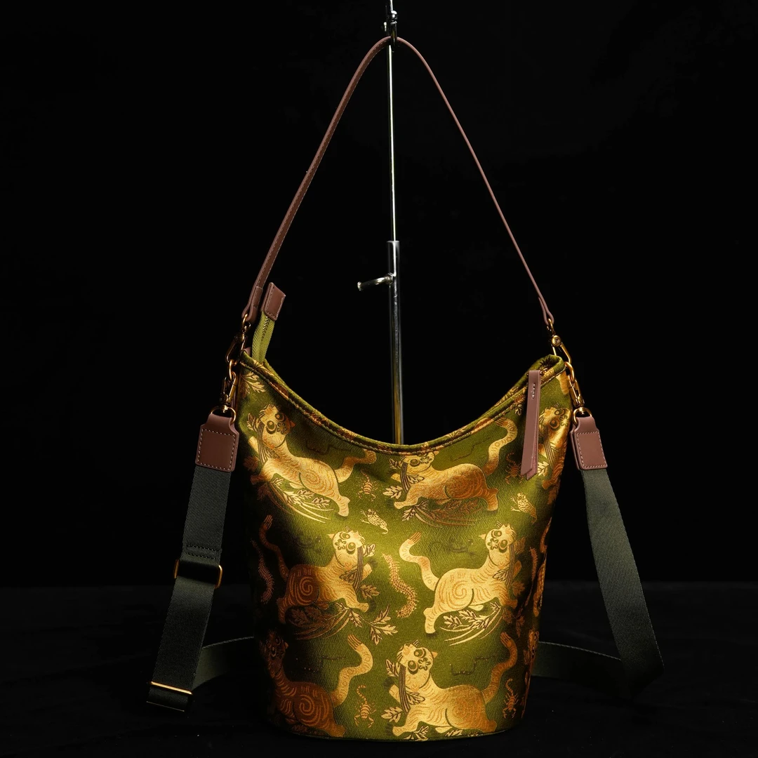 八妹8199-1国风水桶 单肩斜挎女包轻奢印花百搭小众