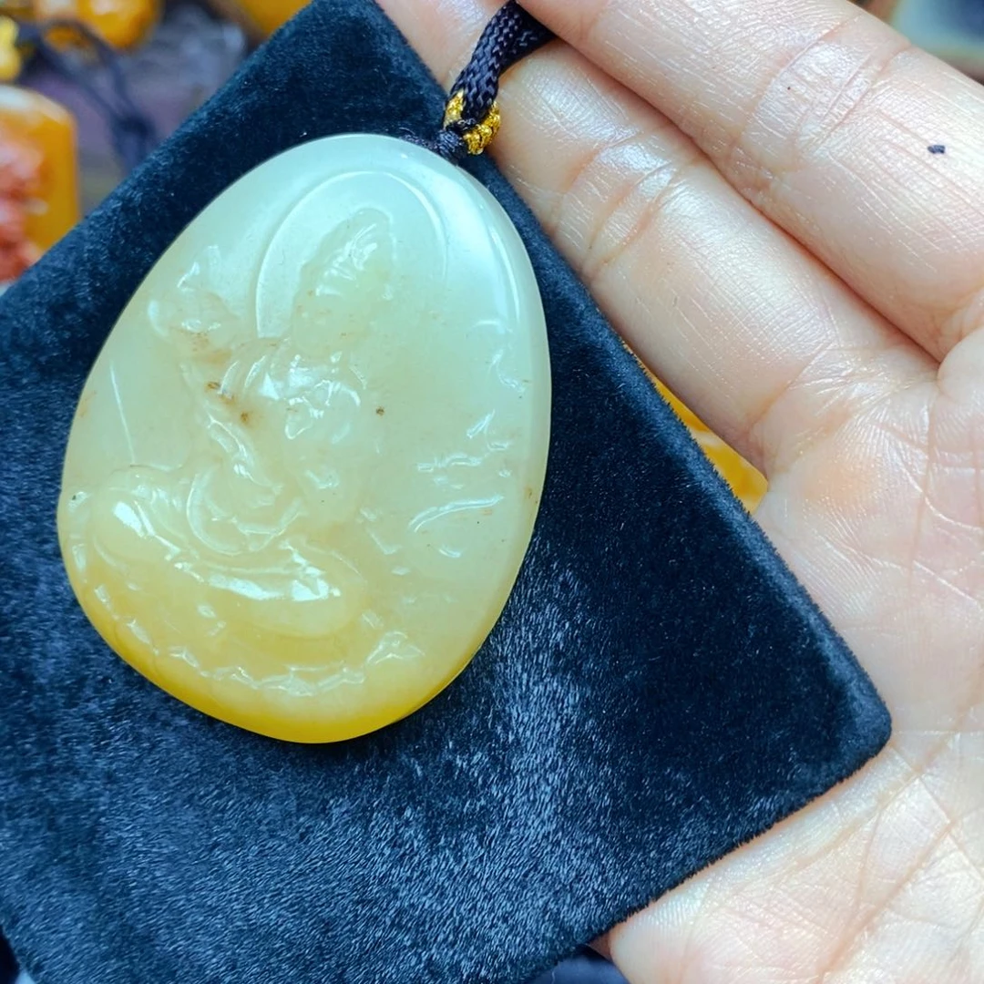 未镶嵌石英质玉（黄龙玉）颈饰