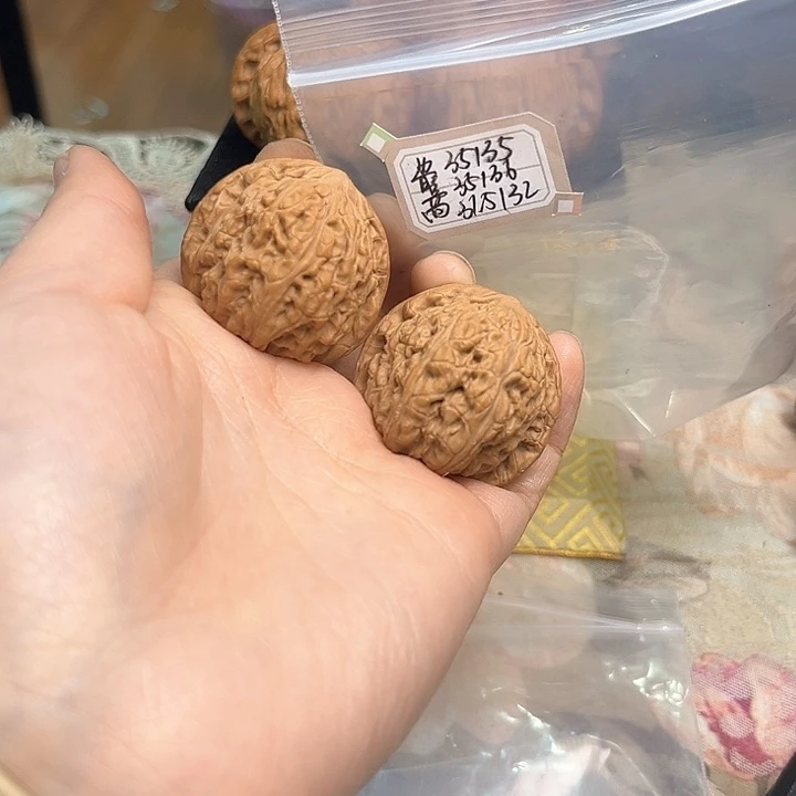 文玩核桃把件密纹狮子头