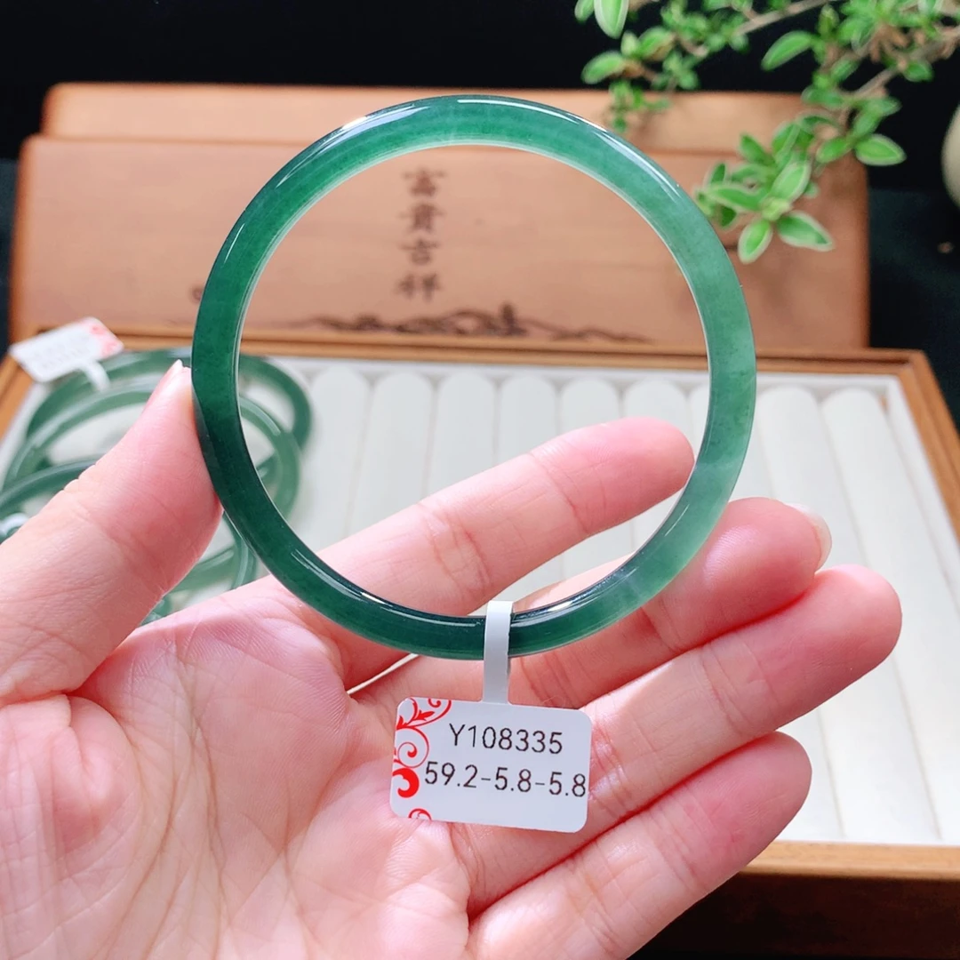 翡翠未镶嵌手镯（圆镯）