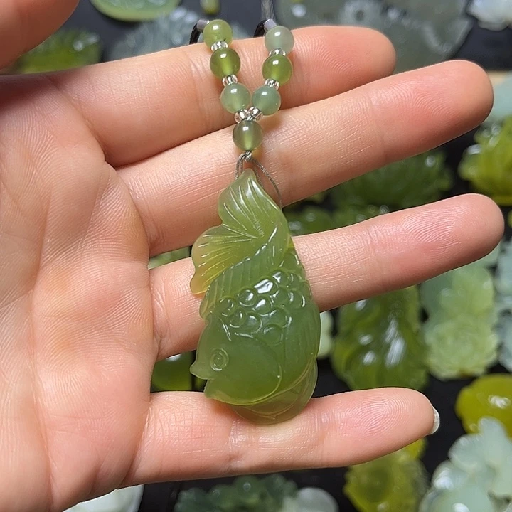 蛇纹石玉未镶嵌颈饰