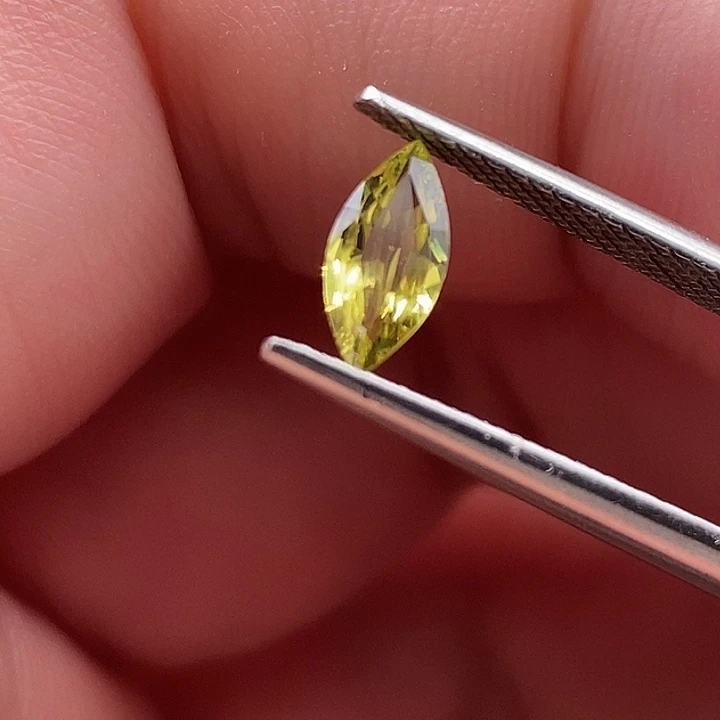 蓝宝石裸石金丝雀