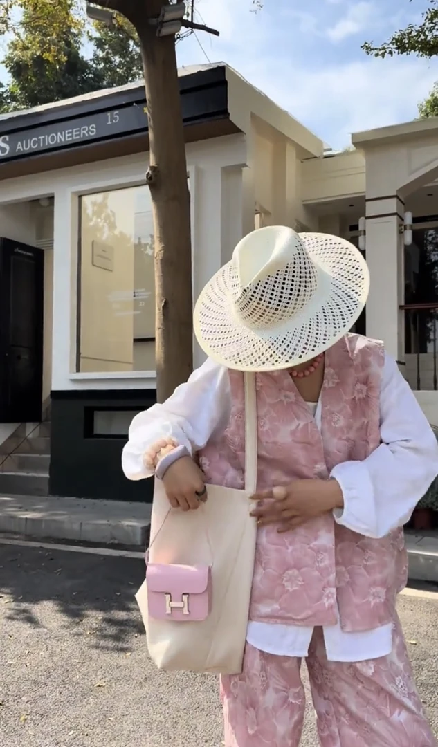 NXJ 【粉嘟嘟】微胖大码 浮雕提花宽松大版马甲开衫  240425