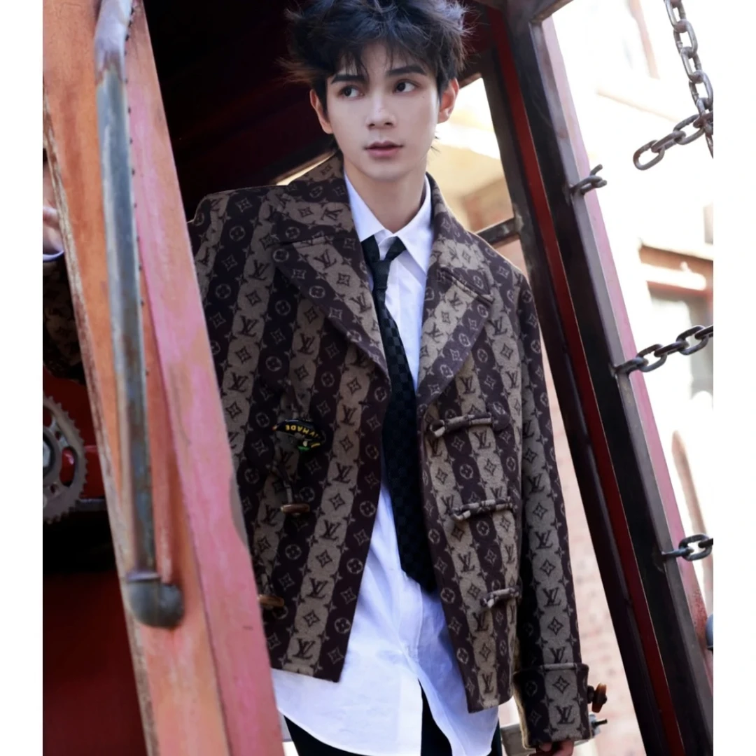 5243/LOUIS VUITTON x NIGO2 棕色满印牛角扣大衣/50码/全新带吊