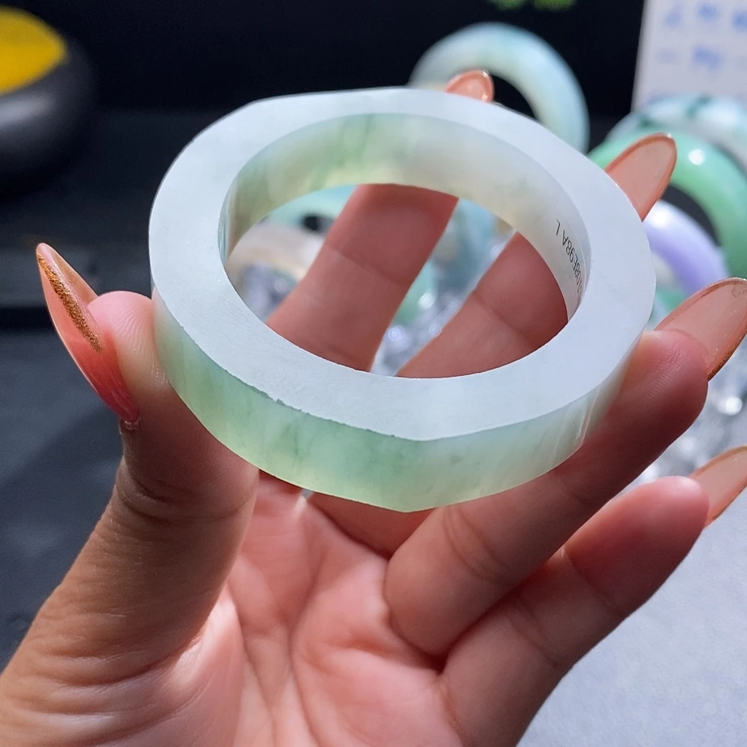 定制翡翠未镶嵌翡翠手镯