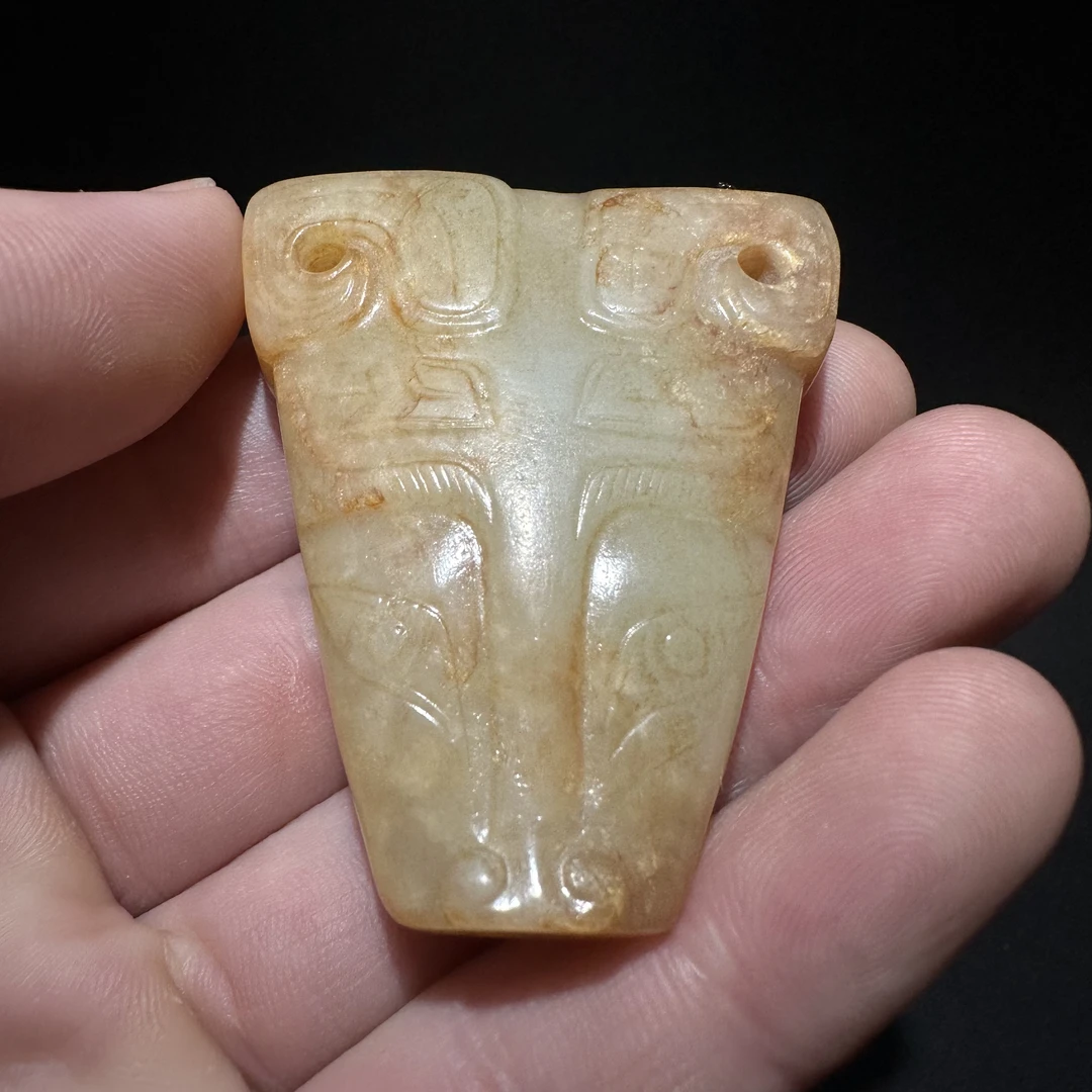 和田玉饕餮纹兽面佩