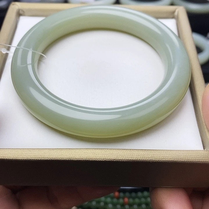 和田玉未镶嵌手镯